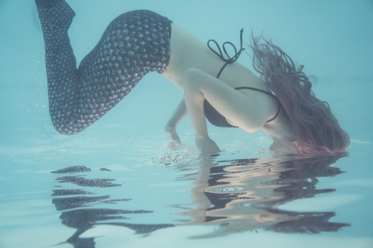 girl in a mermaid tail underwater