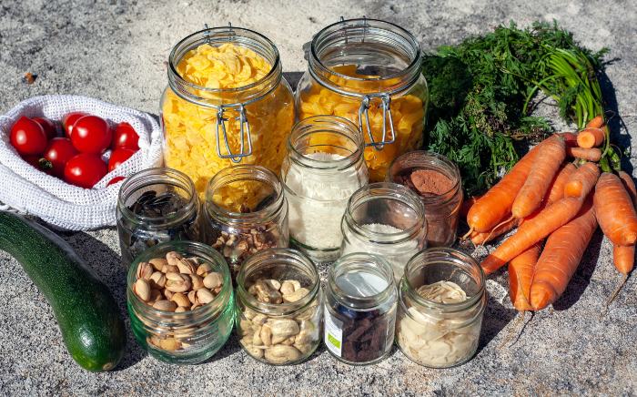 bulk food in glass containers and reusable bags